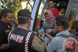 Anggota Satuan Polisi Pamong Praja (Satpol PP) memeriksa kartu identitas penumpang bus saat inspeksi penduduk pendatang pada arus balik H+4 Lebaran di Terminal Ubung, Denpasar, Selasa (21/7). Pemeriksaan oleh petugas gabungan dari berbagai unsur itu dilakukan untuk mencegah urbanisasi ilegal ke Bali dan mengantisipasi upaya penyelundupan barang berbahaya dengan memanfaatkan keramaian arus balik Idul Fitri. ANTARA FOTO/Nyoman Budhiana/i018/2015.