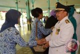 Bupati Madiun, Muhtarom (kanan) bersalaman dengan Pegawai Negeri Sipil (PNS) saat Halal Bihalal di Pendapa Muda Graha, Kabupaten Madiun, Jawa Timur, Rabu (22/7). Pada hari pertama masuk kerja pasca libur panjang lebaran, Rabu (22/7) Pemkab Madiun menggelar halal bihalal dilanjutkan makan pagi bersama sebelum masuk kerja. Antara Jatim/Foto/Siswowidodo/15

