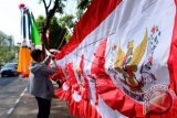 Pedagang merapihkan bendera Merah Putih dan pernak pernik perayaan 17 Agustus yang dijual di jalan Pom IX Palembang, Sumsel, Rabu (22/7). Pernak pernik itu dijual guna menyambut Hari Kemerdekaan RI. ANTARA FOTO/Yahanan Sulam/wdy/15.