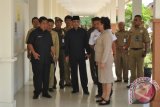 Bupati Penajam Paser Utara Yusran Aspar (kiri) bersama Wakil Bupati Mustaqim MZ (tiga dari kiri) saat melakukan inspeksi mendadak di RSUD Penajam Paser Utara, Kalimantan Timur, Rabu (22/7). (FOTO ANTARA Kaltim/Bagus Purwa)