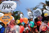 
Puluhan anak dari Forum Anak Surakarta mengikuti aksi peringatan Hari Anak Nasional di depan Balaikota Solo, Jawa Tengah, Kamis (23/7). Aksi tersebut untuk meningkatkan kesadaran masyakarakat dalam rangka pemenuhan hak-hak anak. (ANTARA FOTO/Maulana Surya)  