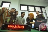 Petugas memberikan sosialisasi kepada masyarakat saat Peluncuran Sistem Tilang Online Sleman (SITOS) di Kantor Kejaksaan Negeri Sleman, Yogyakarta, Kamis (23/7). Peluncuran SITOS yang menggunakan sistem pembayaran non tunai yakni melalui kartu ATM itu guna memudahkan dan meminimalkan terjadinya penyimpangan dalam pembayaran tilang dimana warga dapat mengecek prosesnya melalui web dengan alamat yakni www.tilang.info. ANTARA FOTO/Andreas Fitri Atmoko/wdy/15.