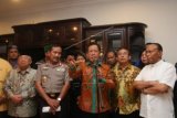 Kepala Badan Intelijen Negara (BIN) Sutiyoso (tengah) didampingi Kapolri Jenderal Pol Badrodin Haiti (kedua kiri) dan sejumlah pemuka lintas agama memberikan keterangan pers seusai pertemuan di rumah dinas Kepala BIN di Jakarta, Kamis (23/7). Pertemuan yang digelar secara tertutup tersebut membahas berbagai upaya penyelesaian kasus kerusuhan di Tolikara, Papua, pada Jumat 17 Juli lalu. ANTARA FOTO/Reno Esnir/Rei/aww/15.