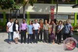 Delegasi media Provinsi Hainan, Tiongkok, mengunjungi Sekolah Hainan yang berada di pusat kota Pulau Dewata Bali.  ANTARA FOTO/ Ngurah Adi/15.