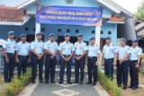 Danwingdikum Kolonel Pnb Danang Setyabudi, S.E., bersama Danlanud
Atang Sendjaja Marsma TNI Deddy Permadi,S.E., MMDS., dan pejabat Lanud Atang Sendjaja foto bersama usai donor darah. (Foto Pen Wdu) 