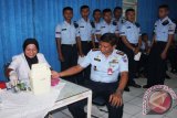 Danwingdikum Kolonel Pnb Danang Setyabudi, S.E., melaksanakan
pengecekan tekanan darah dan golongan darah. (Foto Pen Wdu)