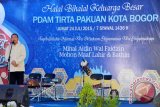 Direktur Utama (Dirut) PDAM Tirta Pakuan Kota Bogor Jawa Barat, Untung Kurniadi memberikan sambutan pada Halalbihalal 1436 H/2015 M. (ANTARA FOTO/M.Tohamaksun).