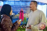 Direktur Utama PDAM Tirta Pakuan Kota Bogor Jawa Barat, Untung Kurniadi (kakan) menjawab pertanyaan Wartawati seputar bantuan air bersih kepada masyarakat menyusul terpaan kemaru panjang tahun 2015. (ANTARA FOTO/M.Tohamaksun).