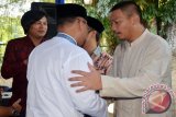 Direktur Utama (Dirut) PDAM Tirta Pakuan Kota Bogor Jawa Barat, Untung Kurniadi (kanan) berjabat tangan dengan undangan pada Halalbihalal 1436 H/2015 M. (ANTARA FOTO/M.Tohamaksun).