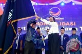 Ketua Umum Partai Nasdem Surya Paloh (ketiga kanan) memberikan pataka pada Ketua DPW Partai Nasdem Jawa Timur Effendi Choirie (kiri) disela-sela Rapat Konsolidasi Partai Nasdem Jawa Timur di Surabaya, Jawa Timur, Sabtu (25/7). Dalam konsolidasi yang dihadiri 38 ketua dan pengurus DPD Partai Nasdem se-Jawa Timur, dan sejumlah elit Partai Nasdem lainnya digelar sebagai persiapan perhelatan pemilihan kepala daerah (pilkada) serentak pada Desember 2015 mendatang. ANTARA FOTO/M Risyal Hidayat/wdy/15.