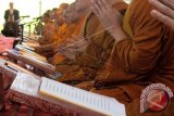 Para biksu memimpin pelantunan Tipitaka (Kitab Suci Agama Buddha) dalam rangkaian perayaan Asadha 2559/2015 di Taman Lumbini Candi Borobudur, Kabupaten Magelang, Jawa Tengah, Sabtu (25/7). Asadha merayakan saat pertama kali Sang Buddha Gautama yang telah mencapai penerangan sempurna, menjabarkan ajaran dharma kepada lima muridnya di Taman Rusa Isipatana, Sarnath, dekat Benares pada 588 S.M. ANTARA FOTO/Hari Atmoko/wdy/15.