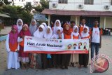 Anak-anak juara binaan Rumah Zakat bersama pengurus Rumah Zakat Banjarmasin memperingati Hari Anak Nasional 2015 yang jatuh setiap tanggal 23 Juni di aula Sekolah Islam Terpadu Ukhuwah Banjarmasin, Minggu.(26/7).(Antaranews Kalsel/Asmuni/e)