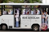 Bus pelajar melintas pada hari pertama masuk sekolah di jalan utama pusat kota Lhokseumawe, Provinsi Aceh. Senin (27/7). Hari ini 27 Juli 2015 pelajar Indonesia dari semua jenjang pendidikan memulai hari pertama sekolah tahun ajaran baru 2015/2016 pasca libur nasional Hari Raya Idul Fitri 2436 Hijriah. ANTARA FOTO/Rahmad/Rei/pd/15.