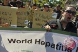 Sejumlah pengunjuk rasa membentangkan tulisan dalam aksi untuk memperingati Hari Hepatitis se-dunia di Denpasar, Selasa (28/7). Puluhan pengunjuk rasa yang tergabung dalam Ikatan Korban Narkotika/zat aditif (IKON) menuntut tersedianya obat dan perawatan murah bagi penderita hepatitis serta meminta agar Balai Pengawasan Obat dan Makanan (BPOM) mendaftarkan obat hepatitis dalam ijin edar di Indonesia. ANTARA FOTO/Nyoman Budhiana/i018/2015.
