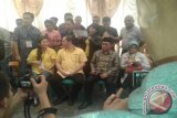 Pasangan Elly Lasut-David Bobihoe didampingi istri masing-masing, saat mendaftar di KPU Sulawesi Utara, guna ikut pemilihan gubernur 9 Desember 2015