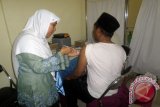 Bojonegoro - Seorang petugas Dinas Kesehatan (Dinkes) Bojonegoro, Jawa Timur, memberikan vaksin meningitis kepada seorang calon haji (CHJ), Rabu (29/7). Dijadwalkan, sebanyak 1.157 CHJ di daerah setempat, berangkat ke Tanah Suci, berkisar 6-8 September. Antara Jatim/Foto Slamet Agus Sudarmojo.