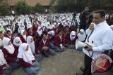 Mendikbud Anies Baswedan (kiri) bertanya kepada panitia penyelenggara Masa Orientasi Peserta Didik Baru (MOPDB) ketika melakukan peninjauan mendadak ke SMA Negeri 2 Tangerang, Banten, Rabu (29/7). Dalam kunjungan ke tiga sekolah di Kota Tangerang tersebut, Mendikbud masih menemukan praktik yang menjurus pada perpeloncoan terhadap peserta didik baru yang melanggar Peraturan Menteri Pendidikan dan Kebudayaan Nomor 55 Tahun 2014 tentang Masa Orientasi Peserta Didik Baru Di Sekolah. ANTARA FOTO/Widodo S. Jusuf/wdy/15.