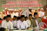 Gubernur Jawa Timur Soekarwo (Dua Kanan), Gubernur Jawa Tengah Ganjar Pranowo (kiri), serta beberapa tokoh lainnya saat menghadiri Tahlil akbar peringatan wafatnya (Haul) pendiri NU, KH. Hasjim Asy'ari dan Presiden Pertama Sukarno di depan kompleks makam Sukarno di Blitar, Jawa Timur, Rabu (29/7) malam. Selain memperingati haul kedua tokoh tersebut, tahlil akbar yang diikuti lebih dari 3000 jamaah itu juga merupakan rangkaian kegiatan sebelum dilaksanakannya Muktamar NU ke 33 di Jombang, Jawa Timur. Antara Jatim/Irfan Anshori/zk/15