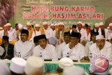 Wakil Gubernur Jawa Timur yang juga ketua panitia Muktamar NU ke 33 Saifullah Yusuf (Kiri) menghadiri Tahlil akbar peringatan wafatnya (Haul) pendiri NU, KH. Hasjim Asy'ari dan Presiden Pertama Sukarno di depan kompleks makam Sukarno di Blitar, Jawa Timur, Rabu (29/7) malam. Selain memperingati haul kedua tokoh tersebut, tahlil akbar yang diikuti lebih dari 3000 jamaah itu juga merupakan rangkaian kegiatan sebelum dilaksanakannya Muktamar NU ke 33 di Jombang, Jawa Timur. Antara Jatim/Irfan Anshori/zk/15