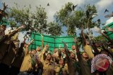 Sejumlah siswa melepas burung pipit peking (Lonchura punctulata) di Taman Prestasi Surabaya, Jawa Timur, Kamis (30/7). Pelepasan sejumlah burung, cacing tanah, belalang serta penebaran bibit ikan ke Kalimas yang dilakukan oleh sejumlah siswa SMP Muhammadiyah 5 Surabaya saat Latihan Orientasi Siswa (LOS) tersebut bertujuan untuk menumbuhkan rasa cinta dan dukungan terhadap kelestarian alam. ANTARA FOTO/Didik Suhartono/wdy/15.