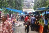 <br />
<br />
Pematangsiantar, 20/7 - PASAR DADAKAN. Suasana di lokasi Lapangan Merdeka Kota Pematangsiantar yang sarat dengan pedagang pada Lebaran 1436 Hijriyah, Senin. Masyarakat memerotes sikap pemerintah kota yang menjadikan dua ruang publik, Lapangan Merdeka dan Lapangan Balai Bolon menjadi pasar dadakan dan pasar malam. (Foto Antarasumut/Waristo)