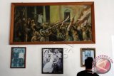 Pengunjung melihat koleksi foto kuno di Museum Istana Gebang di Blitar, Jawa Timur, Sabtu (18/7). Libur Lebaran dimanfaatkan warga yang pulang kampung untuk berkunjung ke museum yang menyimpan sejarah tentang keluarga Presiden Sukarno tersebut. ANTARA FOTO/Irfan Anshori/wdy/15.
