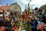 Sejumlah warga berebut gunungan saat Grebeg 1 Syawal 1436 H di Masjid Gede Kauman, Yogyakarta, Sabtu (18/7). Grebeg Syawal yang merupakan agenda tahunan dan dihadiri ribuan warga itu menjadi simbol ucapan syukur Keraton Ngayogyakarta atas segala limpahan rejeki dan keselamatan dari Tuhan YME. ANTARA FOTO/Andreas Fitri Atmoko/wdy/15.
