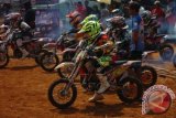 Pebalap cilik beraksi dalam kualifikasi balap putaran pertama kelas Pewee 50 cc Kejuaraan Nasional (Kejurnas) Motocross Seri V 2015 di Sirkuit Gapuraning Rahayu MX Championship, Ciamis, Jawa Barat, Sabtu (1/8). Kelas Pewee 50 cc atau kelas cilik yang berusia 7-12 tahun itu untuk mencari bibit pembalap motor cross. ANTARA FOTO/Adeng Bustomi/wdy/15.