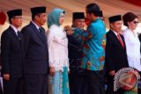 Presiden Joko Widodo menyematkan tanda penghargaan Satya Lencana Wira Karya bidang pembangunan kepada Walikota Tangerang Selatan Airin Rachmy Diani pada puncak peringatan Hari Keluarga Nasional (Harganas) Ke-22 di Serpong, Tangerang Selatan, Banten, Sabtu (1/8). Dalam peringatan Harganas tersebut Presiden menganugerahkan Setya Lencana dibidang pembangunan kepada 23 gubernur, Walikota dan Bupati. ANTARA FOTO/Muhammad Iqbal/wdy/15