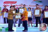 PT Adaro Indonesia dan Yayasan Adaro Bangun Negeri (YABN) memboyong delapan penghargaan Corporate Social Responsibility (CSR) dalam acara Gelar Pemberdayaan Masyarakat Berbasis Budaya (GPMB) Awards 2015 di Kirana Grand Ballroom, Hotel Kartika Chandra, Jakarta, Selasa (29/07). (Foto Antaranews/Roly Supriadi)
