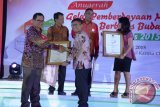 PT Adaro Indonesia dan Yayasan Adaro Bangun Negeri (YABN) memboyong delapan penghargaan Corporate Social Responsibility (CSR) pada acara Gelar Pemberdayaan Masyarakat Berbasis Budaya (GPMB) Awards 2015 di Kirana Grand Ballroom, Hotel Kartika Chandra, Jakarta, Selasa (29/07). Acara yang diinisiasi oleh Corporate Forum for Community Development (CFCD) bekerja sama dengan Kementerian Koordinator Bidang Pendidikan Pembangunan Manusia dan Kebudayaan (Kemenko PMK) merupakan ajang bergengsi dalam dunia CSR.(Foto Antaranews/Roly Supriadi)