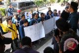 Puluhan mahasiswa yang tergabung dalam Aliansi Badan Eksekutif Mahasiswa (BEM ) se-Kota Surabaya menggelar aksi simpatik di Kantor Komisi Pemilihan Umum (PU) Surabaya, Minggu (2/8). Mereka melakukan aksi dengan cara mendaftarkan dua pasangan calon wali kota dan wakil wali kota sebagai bentuk kritik adanya krisis kepemimpinan di Pilkada Surabaya 2015. Antara Jatim/ Foto Abdul Hakim/15