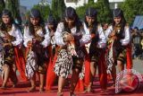 Sejumlah penari jatilan menari di depan penonton saat gelar parade Reyog Ponorogo di Alun-alun Ponorogo, Jawa Timur, Minggu (2/8). Kegiatan seni budaya tersebut untuk memeriahkan Hari Jadi ke-519 Kabupaten Ponorogo. Antara Jatim/Foto/Siswowidodo/15
	
