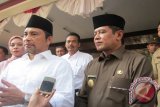 Nganjuk (Antara Jatim) - Menteri Desa, Pembangunan Daerah Tertinggal dan Transmigrasi Marwan Jafar dengan Bupati Nganjuk Taufiqurrahman setelah kegiatan dialog dan sosialisasi penggunaan dana desa dengan kepala desa di daerah itu di Pendopo Kabupaten Nganjuk, Jawa Timur, Senin (3/8). Pemerintah memberikan dana bantuan untuk desa dengan besaran sampai Rp1 miliar sampai Rp1,4 miliar per desa yang akan turun secara bertahap sampai 2018. Untuk tahap awal, dana itu sudah dikucurkan dimana setiap desa mendapatkan Dana sekitar Rp280 juta. Antara Jatim/Foto/Asmaul Chusna 