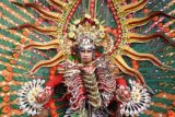 Seniman membawakan pakaian kreasi Banyuwangi Ethno Carnival dalam parade Citraland Superfest IX di Surabaya, Jawa Timur, Minggu (2/8). Pertunjukan kesenian tersebut serangkaian merupakan acara kebudayaan internasional dan tradisional nusantara termasuk kebudayaan dari kota-kota sister city Surabaya. ANTARA FOTO/M Risyal Hidayat/ed/nz/15