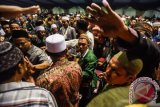 Suasana pembahasan Tata Tertib Muktamar NU ke 33 di Alun-alun Jombang, Jawa Timur, Minggu (2/8) malam. Pembahasan Tatib tersebut diskors hingga Senin (3/8), karena kondisi yang tidak memungkinkan untuk melanjutkan pembahasan tersebut. Antara Jatim/Zabur Karuru/15