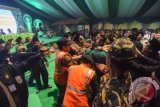 Suasana pembahasan Tata Tertib Muktamar NU ke 33 di Alun-alun Jombang, Jawa Timur, Minggu (2/8) malam. Pembahasan Tatib tersebut diskors hingga Senin (3/8), karena kondisi yang tidak memungkinkan untuk melanjutkan pembahasan tersebut. Antara Jatim/Zabur Karuru/15