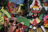 Peserta Karnaval Batik dan Parade Budaya Kreatif melintas di kawasan Lapangan Jetayu, Pekalongan, Jawa Tengah, Minggu (2/8). Acara tahunan yang diikuti 1500 peserta itu untuk memeriahkan Pekan Batik Internasional ke-17 di Kota Pekalongan dengan tema \