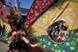 Peserta Karnaval Batik dan Parade Budaya Kreatif melintas di kawasan Lapangan Jetayu, Pekalongan, Jawa Tengah, Minggu (2/8). Acara tahunan yang diikuti 1500 peserta itu untuk memeriahkan Pekan Batik Internasional ke-17 di Kota Pekalongan dengan tema 