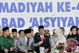 Presiden Joko Widodo (tengah) didampingi Ibu Negara Iriana Joko Widodo (kedua kanan) berbincang dengan Ketua Umum PP Muhammadiyah Din Syamsuddin (kedua kiri) dan Menteri Agama Lukman Hakim Saifuddin (kiri) pada pembukaan Muktamar ke-47 Muhammadiyah dan Muktamar Satu Abad Aisyiyah di Lapangan Karebosi Makassar, Sulawesi Selatan, Senin (3/8). Muktamar ke-47 Muhammadiyah dan Muktamar Satu Abad Aisyiyah akan berlangsung 3-7 Agustus 2015 dengan agenda pemilihan Pimpinan Pusat dan Ketua Umum PP Muhammadiyah periode 2015-2020. ANTARA FOTO/Yusran Uccang/wdy/15.