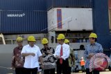 Presiden Joko Widodo (kedua kanan) berbincang dengan Menteri Perdagangan Rachmat Gobel (kedua kiri), Gubernur Sulawesi Selatan Syahrul Yasin Limpo (ketiga kiri), Ketua DPD Irman Gusman (kanan) dan Direktur Utama Pelindo IV Mulyono (kiri) saat melepas komoditas ekspor pada peresmian Gerakan Peningkatan Ekspor Tiga Kali Lipat di Terminal Peti Kemas Pelabuhan Soekarno Hatta, Makassar, Sulawesi Selatan, Senin (3/8). Presiden Joko Widodo melepas 27 komoditas ekspor Sulawesi Selatan yang akan dikirim ke 24 negara senilai Rp1,2 triliun. ANTARA FOTO/Sahrul Manda Tikupadang/wdy/15.