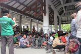 Jombang (Antara Jatim) - Puluhan peziarah memadati lokasi makam di Pondok Pesantren Tebuireng, Kabupaten Jombang, Jawa Timur, Selasa (4/8). Setiap hari, ribuan warga berziarah ke makam di pondok ini. Di makam ini, terdapat sejumlah ulama seperti pendiri NU KH Hasyim Asy'ari, KH Wahid Hasyim, maupun mantan Presiden Gus Dur. Antara Jatim/Foto/Asmaul Chusna 