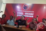 Ketua DPC Partai Demokrasi Indonesia Perjuangan (PDIP) Kota Surabaya Whisnu Sakti Buana (tengah) bersama pengurus inti lainnya mengecam adanya dagelan politik pada saat pendaftaran terakhir Calon Wali Kota dan Wakil Wali Kota di kantor Komisi Pemilihan Umum (KPU) Surabaya pada Senin (3/8). Hal ini disampaikan saat menggelar jumpa pers di kantor PDIP Surabaya Jalan Kapuas, Selasa (4/8). Antara Jatim/Foto Abdul Hakim/15