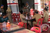Petugas Satuan Polisi Pamong Paraja (satpol-PP) memeriksa para Pegawai Negeri  Sipil (PNS) yang dipergoki minum di warung saat razia  penertiban di Banda Aceh,  Rabu (4/8). Belasan pegawai negeri sipil yang terjaring razia karena bolos saat jam kerja itu akan dikenakan tindakan disiplin. ACEH.ANTARANEWS.COM/Ampelsa/15
