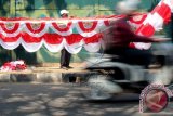 Pedagang merapikan bendera Merah Putih dan pernak-pernik HUT kemerdekaan RI di kawasan Jalan Joglo Raya, Jakarta, Selasa (4/8). Menjelang hari kemerdekaan RI tahun ini, penjualan bendera dan pernak-pernik menurun sekitar 60 persen dibandingkan tahun lalu. (ANTARA FOTO/Yustinus Agyl)