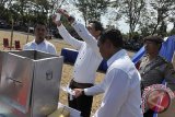 Sejumlah polisi melaksanakan penghitungan suara dalam simulasi pemilihan kepala daerah (Pilkada) 2015 di Lapangan Lumintang, Denpasar, Rabu (5/8). Simulasi yang melibatkan jajaran kepolisian tersebut untuk memperlihatkan tahapan Pilkada berkaitan dengan upaya pengamanan menyusul akan digelarnya Pilkada serentak di 6 kabupaten di Bali pada bulan Desember 2015. ANTARA FOTO/Nyoman Budhiana/i018/2015.