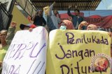 Sejumlah massa yang tergabung dalam Aliansi Warga Surabaya berunjuk rasa di Surabaya, Jawa Timur, Selasa (4/8). Mereka mendesak pemerintah untuk segera menerbitkan Peraturan Pemerintah Pengganti Undang-Undang (Perppu) Pilkada 2015 terkait hanya adanya satu pasangan bakal calon walikota/wakil walikota yang ikut dalam Pilkada Surabaya 2015 yang mengakibatkan ditundanya Pilkada 2015. Antara jatim/Didik Suhartono/zk/15