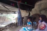 Ida (6) bersama ibunya Yana (36) lebih setahun tidak memiliki   tempat tinggal karena kemiskinan, keduanya tinggal di kolong Jembatan Mesjid Sulaha, Barabai Darat, Kecamatan Barabai, Kabupaten Hulu Sungai Tengah, Kalimantan Selatan, Selasa (4/8. Keluarga tuna wisma ini terpaksa tinggal di bawah jembatan dan beralasakan kardus karena tak sanggup membayar sewa rumah.(Foto Antaranews Kalsel/Faturrahman/e)
