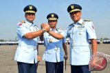 Panglima Komando Operasi TNI AU (Pangkoopsau) II Marsekal Muda TNI Dody Trisunu (tengah) bersalaman komando dengan Marsekal Pertama TNI Fachri Adamy (kiri) dan Marsekal Pertama TNI Donny Ermawan T (kanan) usai upacara serah terima jabatan Komandan Lanud Iswahjudi, Magetan, Jawa Timur, Rabu (5/8). Marsekal Pertama TNI Fachri Adamy yang sebelumnya menjabat Panglima Komando Sektor (Pangkosek) Pertahanan Udara Nasional (Hanudnas) IV di Biak menjabat Komandan Lanud Iswahjudi menggantikan Marsekal Pertama TNI Donny Ermawan T yang menduduki jabatan baru sebagai Kepala Staf Koopsaau II. Antara Jatim/Foto/Siswowidodo/15

