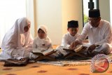 Bupati Balangan H Sefek Effendie dan Hj Mardiana Effendie saat memberikan pendidikan Al-Quran kepada kedua cucunya.(Foto.Antaranews Kalsel/Roly Supriadi/Humas)